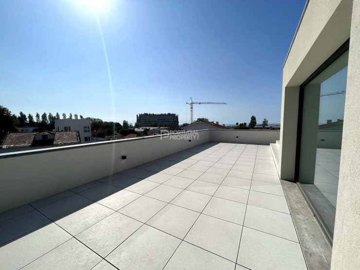Luxury Three-Bedroom Apartment with Terrace and Pool in the Heart of Foz