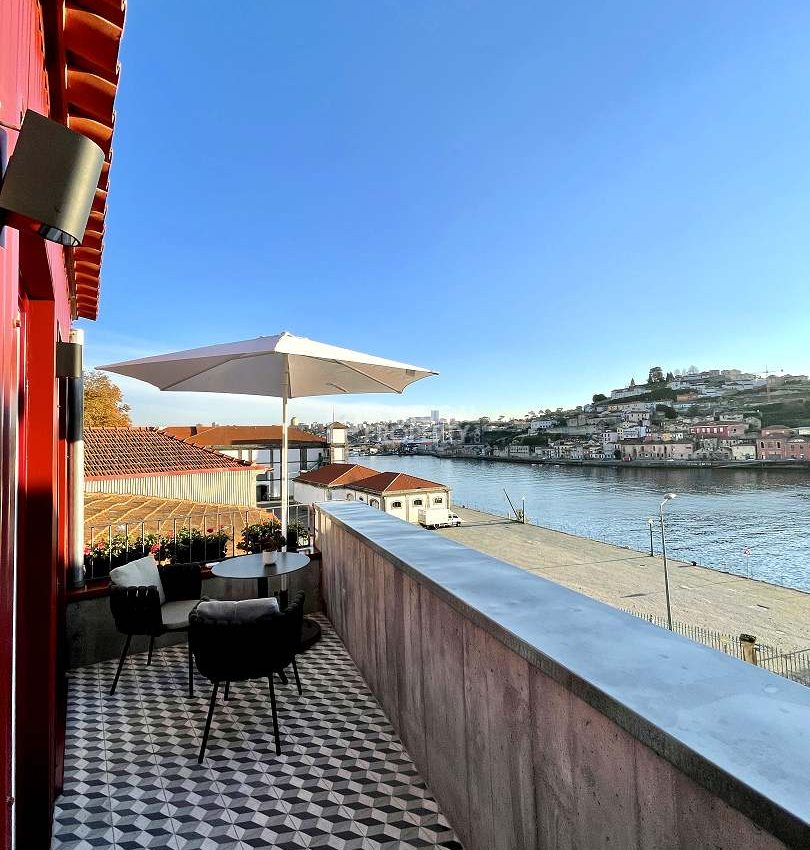 Luxurious Waterfront Building with Four Stunning Apartments on the Banks of the Douro River Luxurious Waterfront Building with Four Stunning Apartments on the Banks of the Douro River
