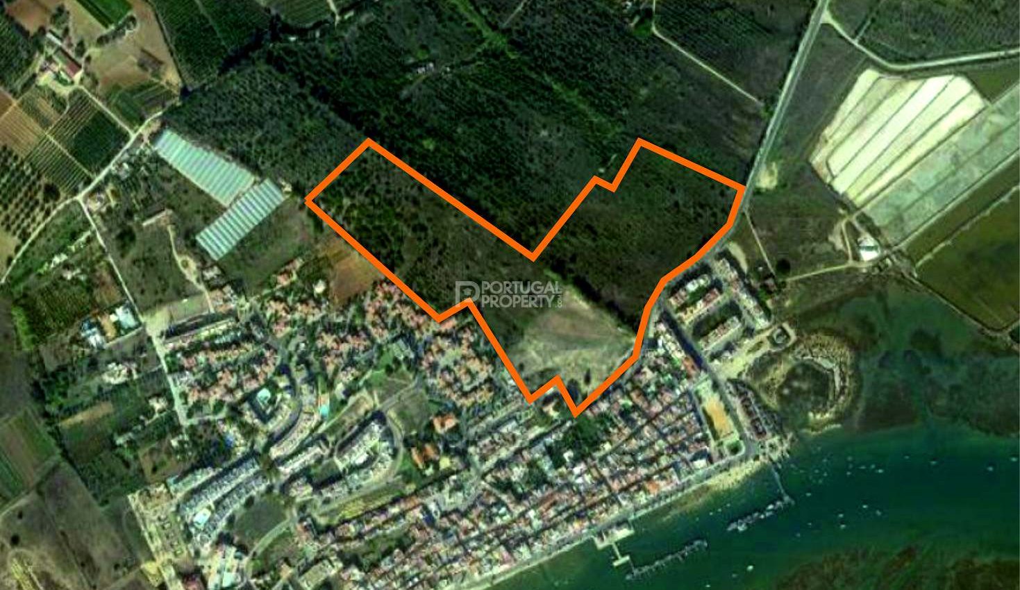 Plot located in Santa Luzia with an Approved Project Plot located in Santa Luzia with an Approved Project