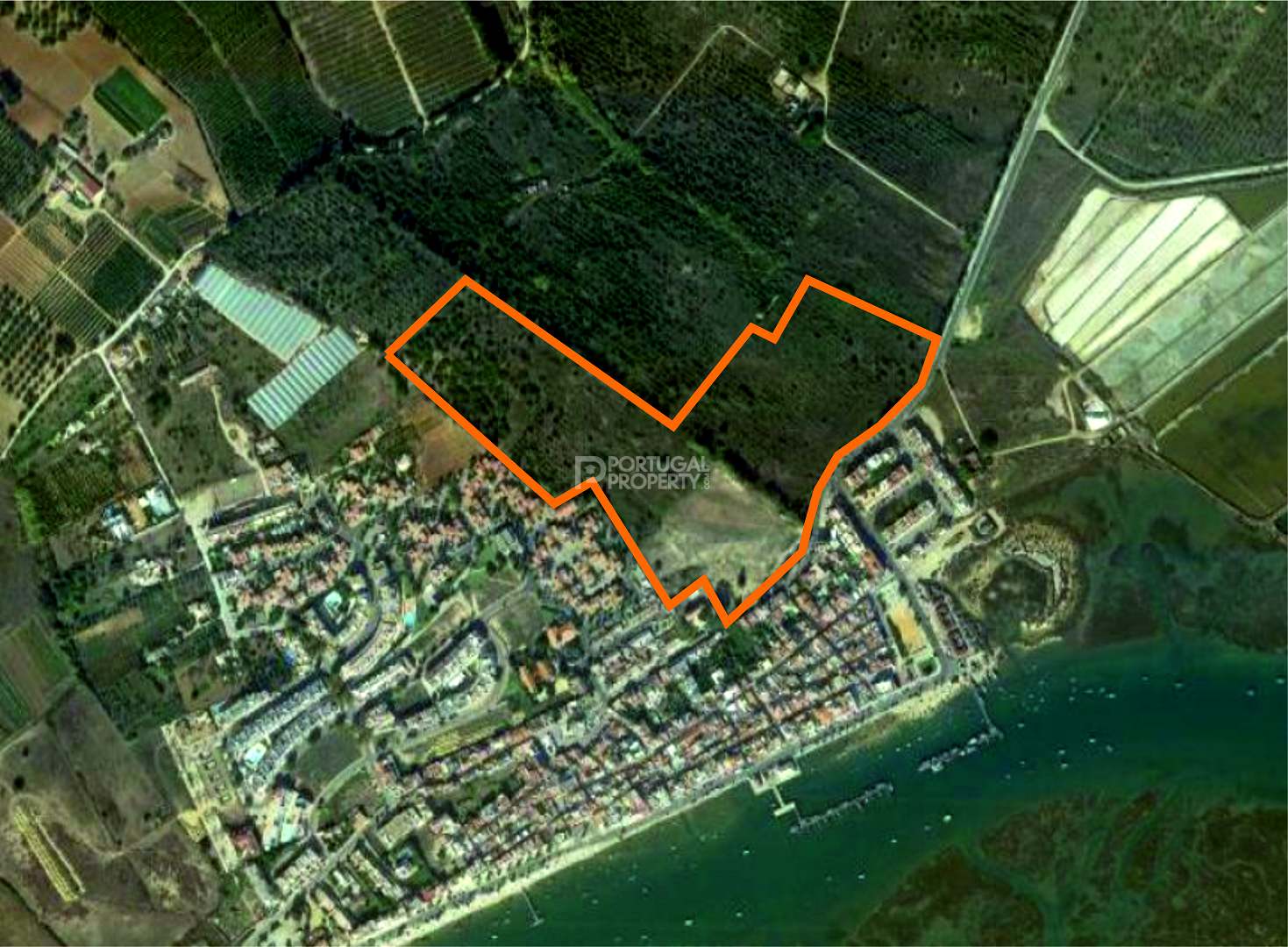 Plot located in Santa Luzia with an Approved Project Plot located in Santa Luzia with an Approved Project