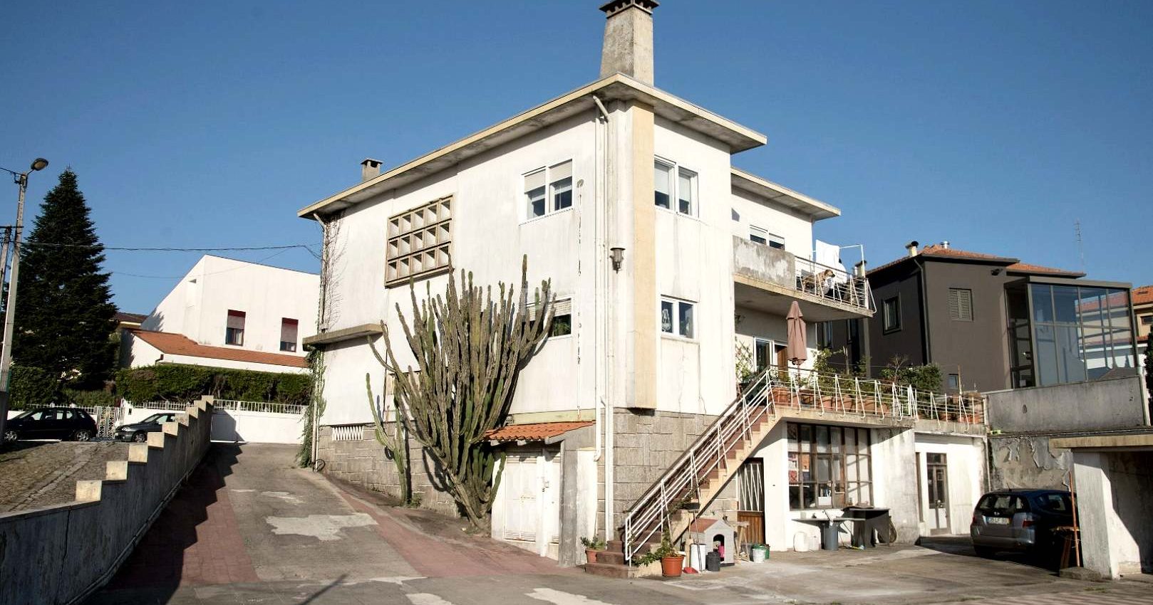 Large Property with Ocean Views & Approved Project for 9 Apartments – V. N. Gaia
