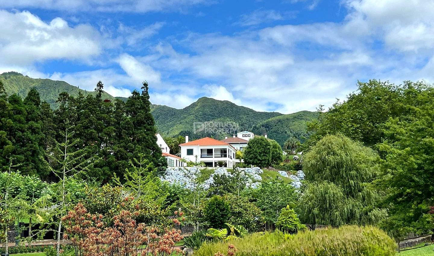 Stunning Estate with Spectacular View of Parque de Merendas da Avenida Pereira de Atayde