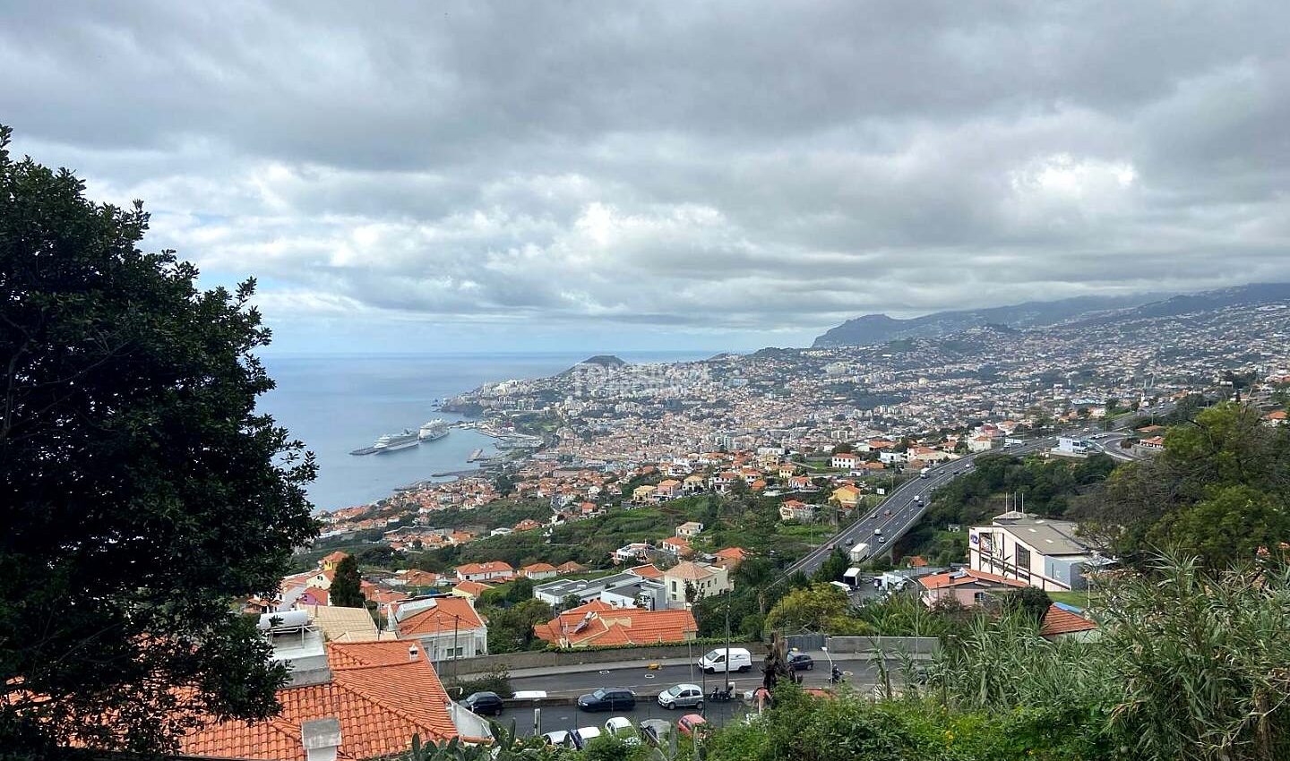 Land with 1050m2 in São Gonçalo, Funchal