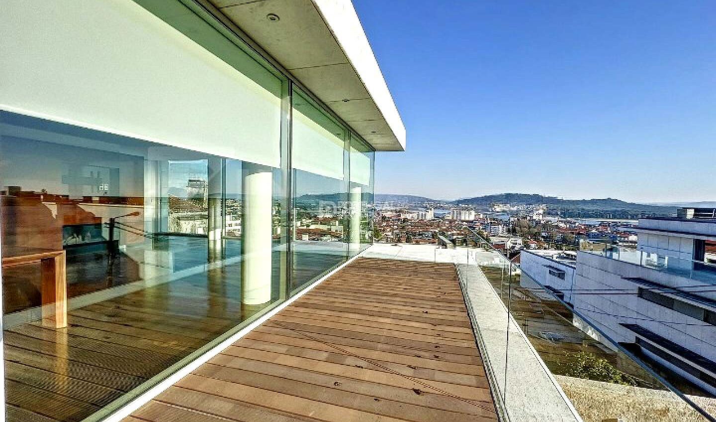 Contemporary 3-Bedroom Villa with Panoramic Views, Indoor Pool and Elevator in Viana do Castelo