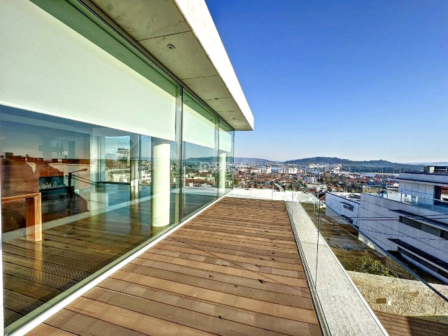 Contemporary 3-Bedroom Villa with Panoramic Views, Indoor Pool and Elevator in Viana do Castelo