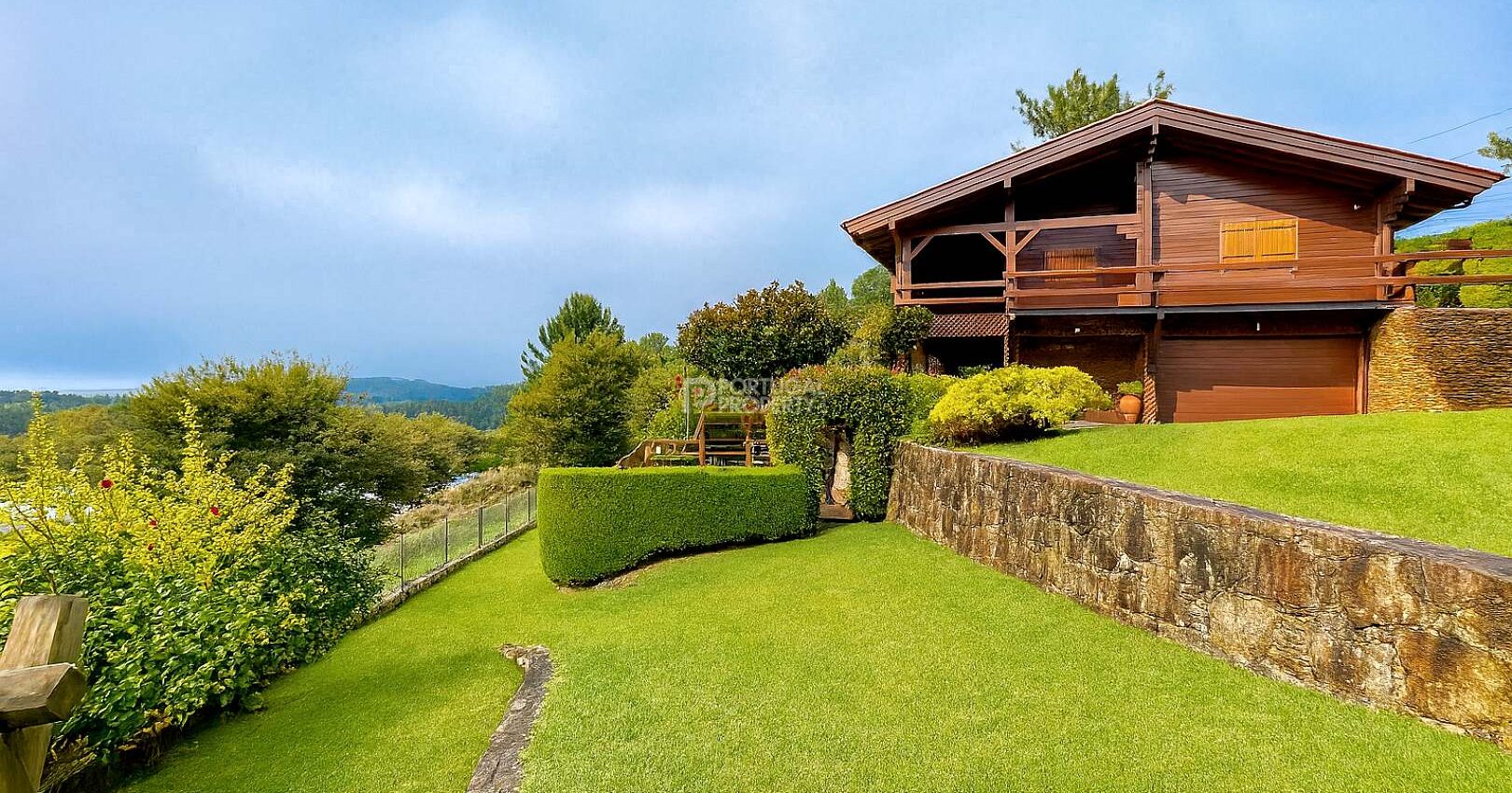 4-Bedroom Chalet With Stunning River Views 4-Bedroom Chalet With Stunning River Views
