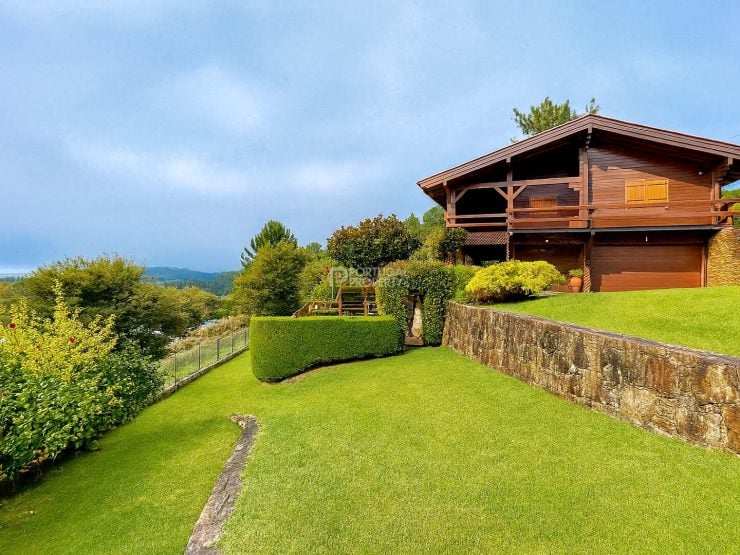 4-Bedroom Chalet With Stunning River Views