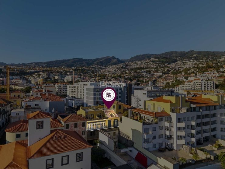 Spacious And Bright 3-Bedroom Duplex Apartment In Funchal