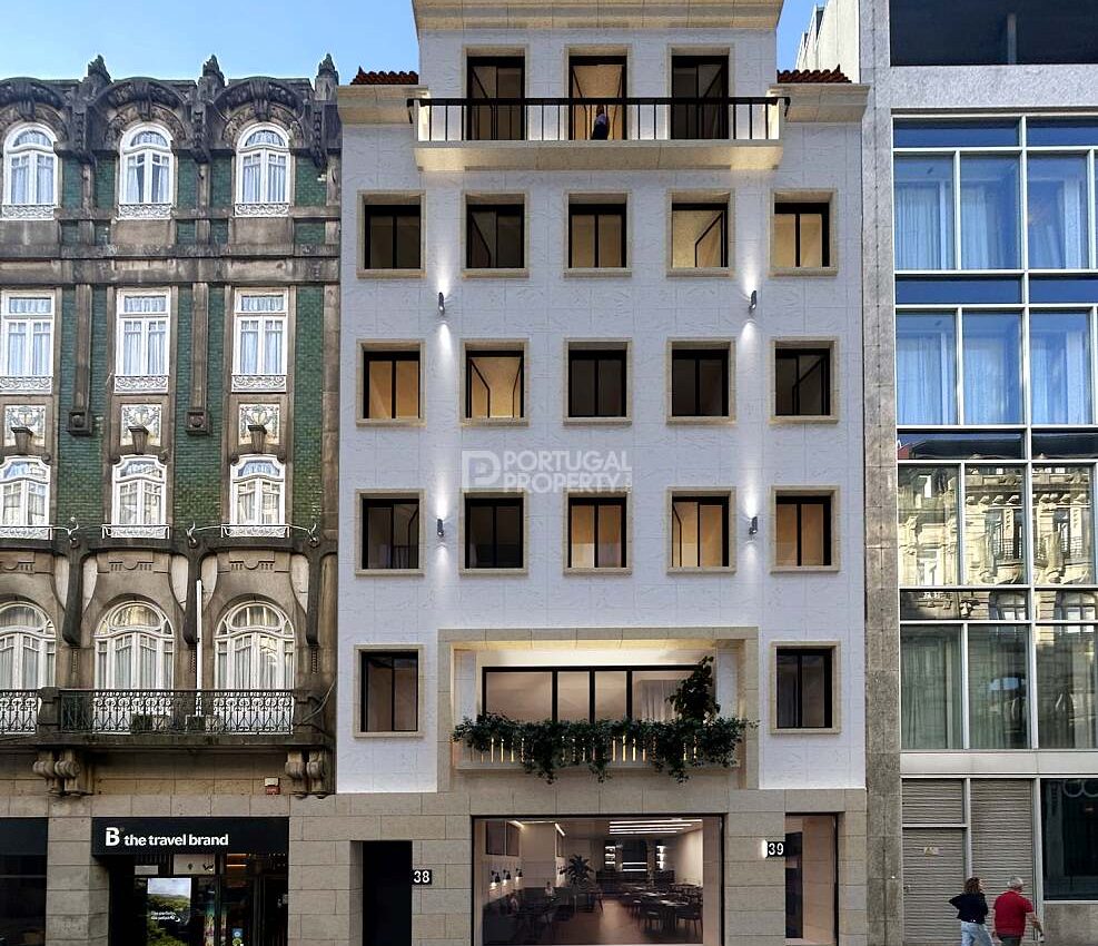 Renovated Apartments And Prime Commercial Space On Rua De Sá Da Bandeira, Porto