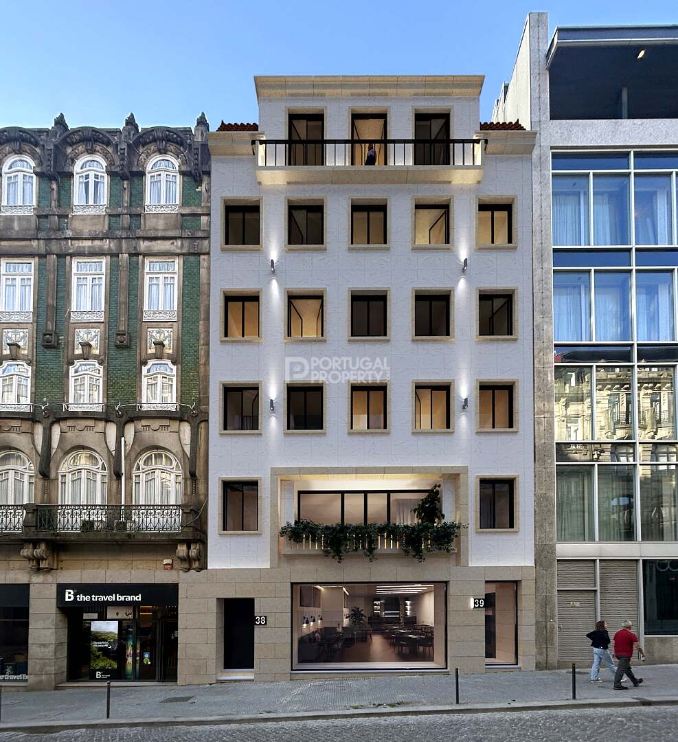 Renovated Apartments And Prime Commercial Space On Rua De Sá Da Bandeira, Porto